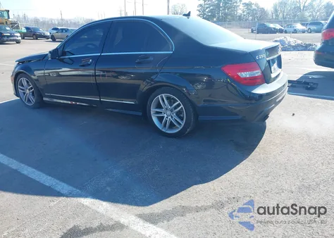 2013 Mercedes-Benz C 250 Sport z USA, uszkodzony, nr VIN WDDGF4HB4DR241724